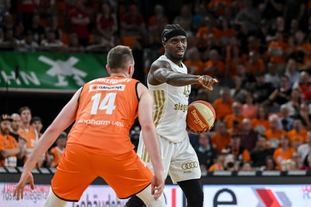 处于类似的 处于类似的